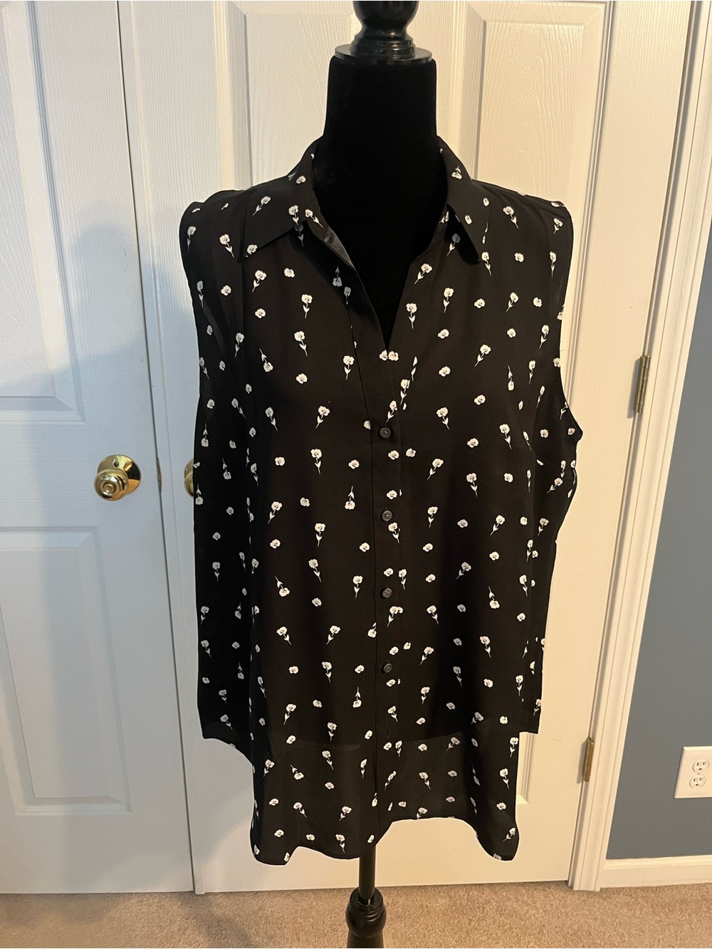 Ann Taylor Black Sleeveless Button-Front Floral Blouse